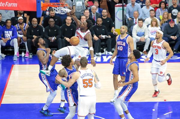 OG Anunoby dunks for two points in the fourth quarter of the Knicks' win against the 76ers on Thursday.