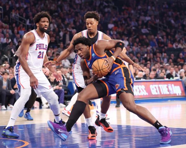 Knicks OG Anunoby drives to the basket pass 76ers Kyle Lowry during the first quarter.