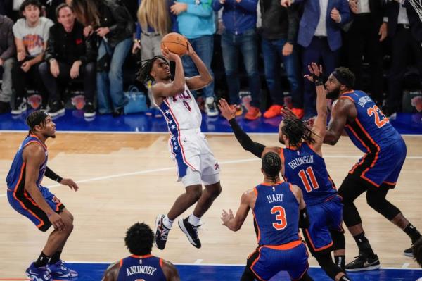 Tyrese Maxey, who scored 46 points, shoots a jumper over Jalen Brunson during the Knicks' loss.