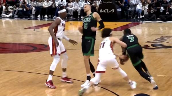 Kristaps Porzingis appeared to suffer a non-co<em></em>ntact leg injury in the second quarter of Celtics-Heat on Mo<em></em>nday night.