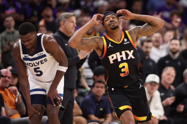 Suns guard Bradley Beal (3) reacts during a Game 4 loss to the Timberwolves on Sunday.